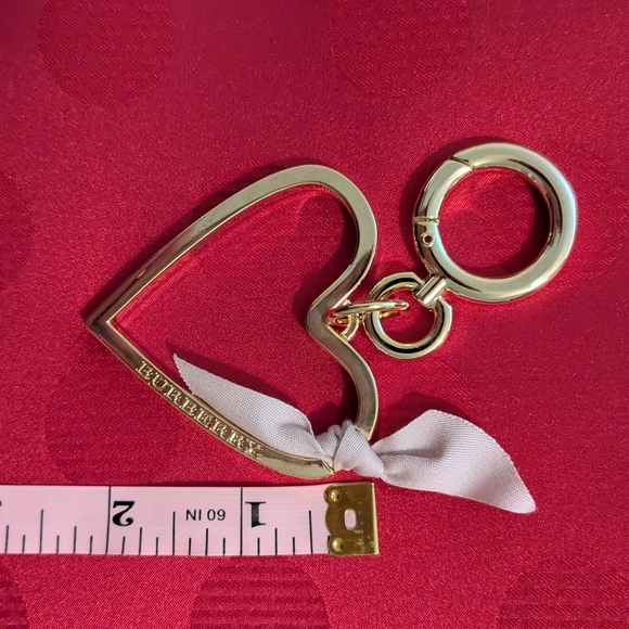 🆕 Burberry Gold Heart Bag Charm Keyring with Pink Ribbon New In Box - Picture 8 of 9